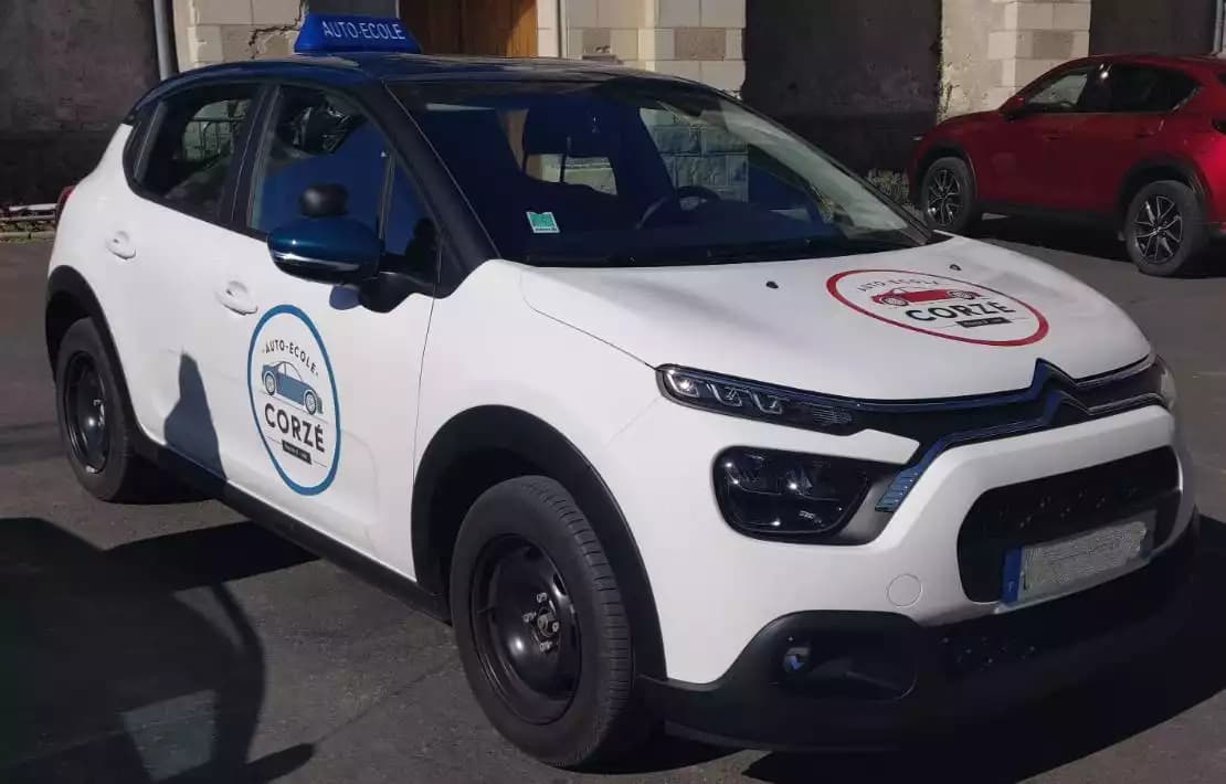 Voiture à double commande de l'auto-école