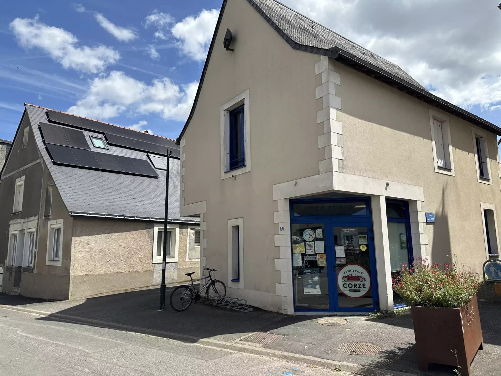 Façade des locaux de l'auto-école, place de l'Église à Corzé